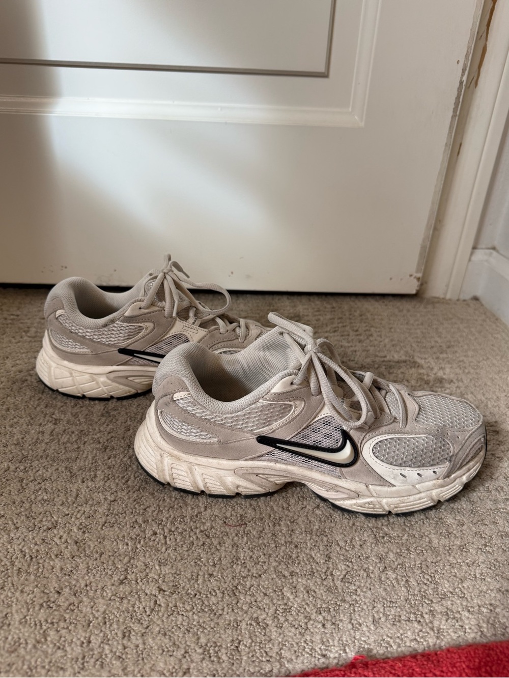 GUC Nike V5 RNR Women’s Neutral Sneaker size 8